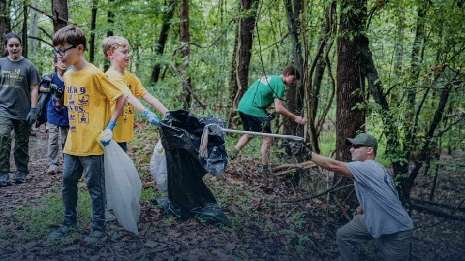 Gentileza gera saúde: como ajudar o outro acalma o seu próprio coração — fotografia editorial sobre Saúde Espiritual, relacionada a espiritualidade, paz-interior, autoconhecimento, presenca